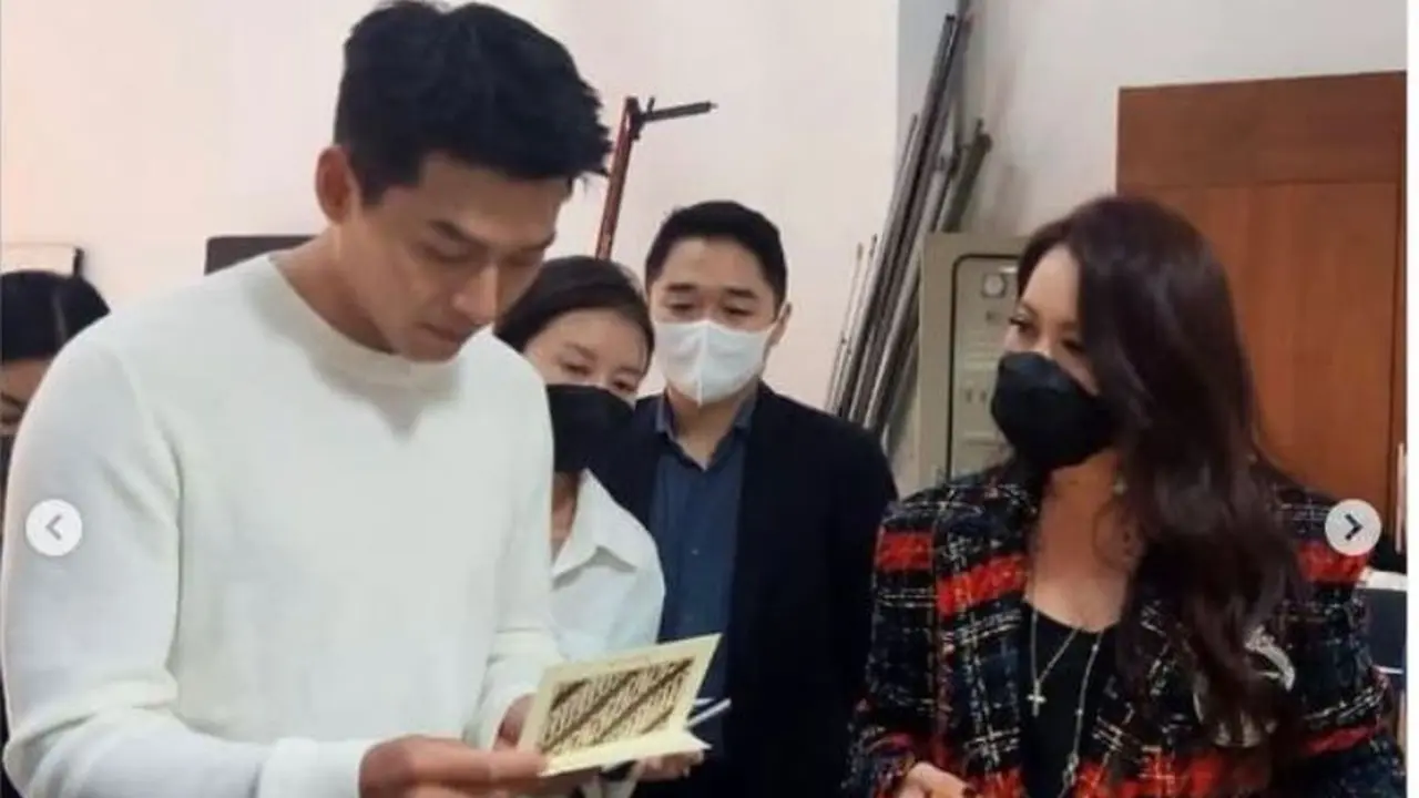 Hyun Bin dapat hadiah batik dari penggemarnya di Indonesia