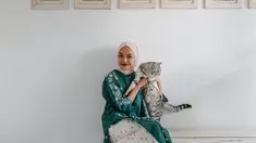 Penulis Rintik Sedu memiliki kucing yang sangat lucu bernama Abang. Abang biasanya selalu menjadi kucing penurut saat berada di pangkuan Tsana. Tsana sangat menyayangi Abang hingga kucing lucunya itu sering dibelikan pakaian yang menambah kesan lucu dari Abang. (Liputan6.com/IG/@ntsana)