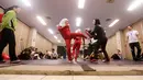 Dua atlet Wushu Iran saat berlatih sebelum tanding pada Kejuaraan Dunia Wushu di Istora, Senayan, Jakarta, Senin (16/11/2015). (Bola.com/Nicklas Hanoatubun)