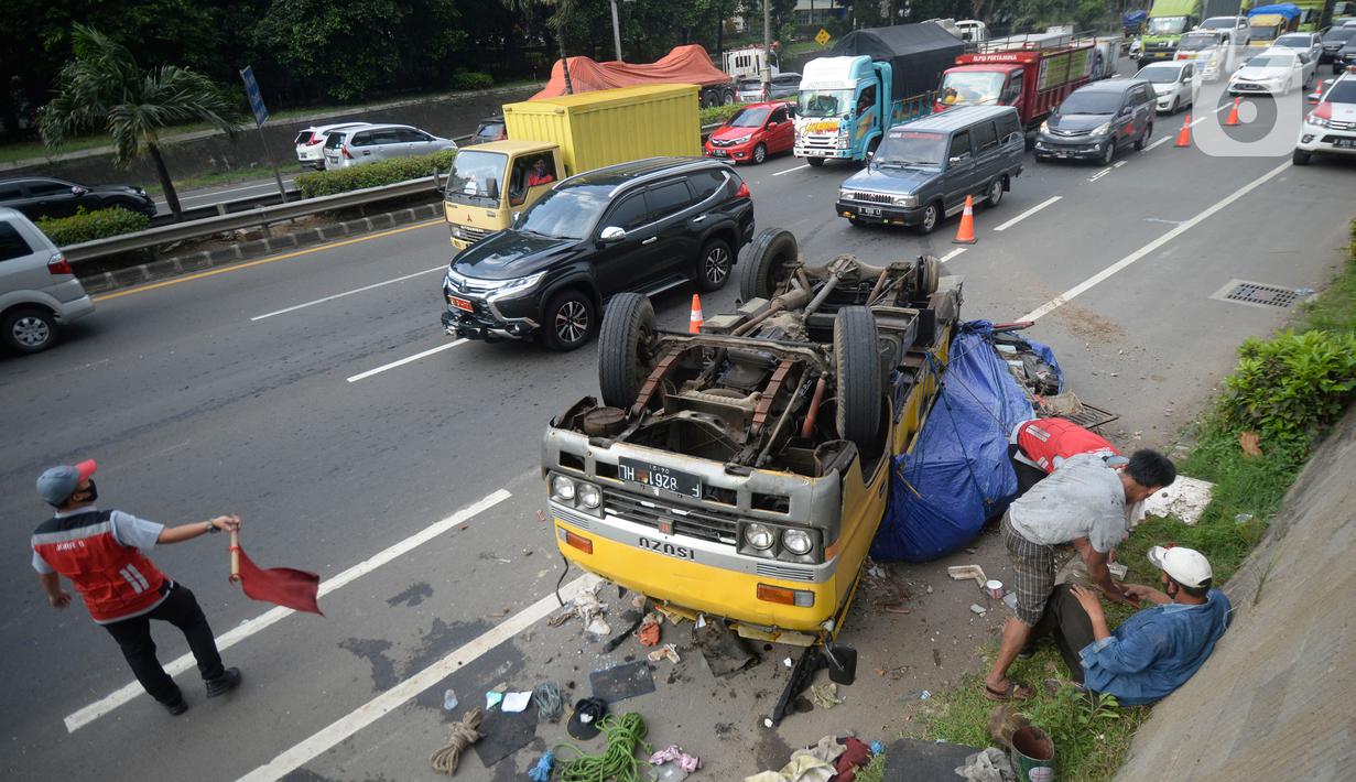 FOTO Ban Lepas Truk Terbalik di Jalan Tol  Lingkar Luar 