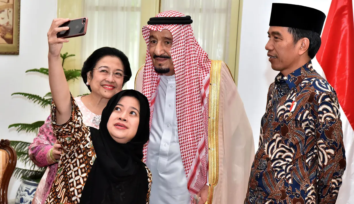 Raja Salman berpose dengan Megawati Soekarnoputri dan Puan Maharani di Istana Kepresidenan di Jakarta, Kamis (2/3). (AFP PHOTO / PRESIDEN PALACE / AGUS Suparto)