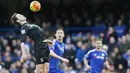 Bek Stoke, Philipp Wollscheid, menahan laju bola dari kejaran pemain Chelsea. Stoke kini belum terkalahkan pada empat laga terakhir mereka di Liga Pemier Inggris. (Reuters/Stefan Wermuth)