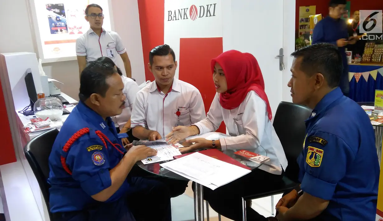 Karyawan Bank DKI menjelaskan aplikasi JakOne Mobile kepada pengunjung Pekan Raya Jakarta di Jakarta (23/5). Bank DKI turut berpartisipasi dalam PRJ yang digelar mulai tanggal 23 Mei hingga 1 Juni. (Liputan6.com/Pool/Budi)
