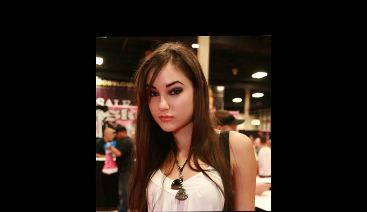 Di usia 24 tahun, Sasha Grey telah bermain dalam 270 film porno. Ia dibayar US$ 2,5 juta per film.