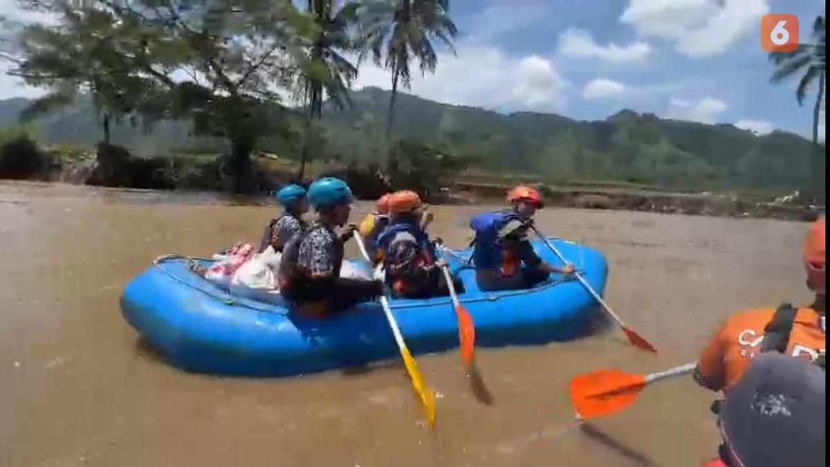 3 Desa di Sukabumi Masih Terisolasi, Relawan Distribusikan Logistik Bantu Warga Terdampak Longsor dan Banjir Lewat Sungai