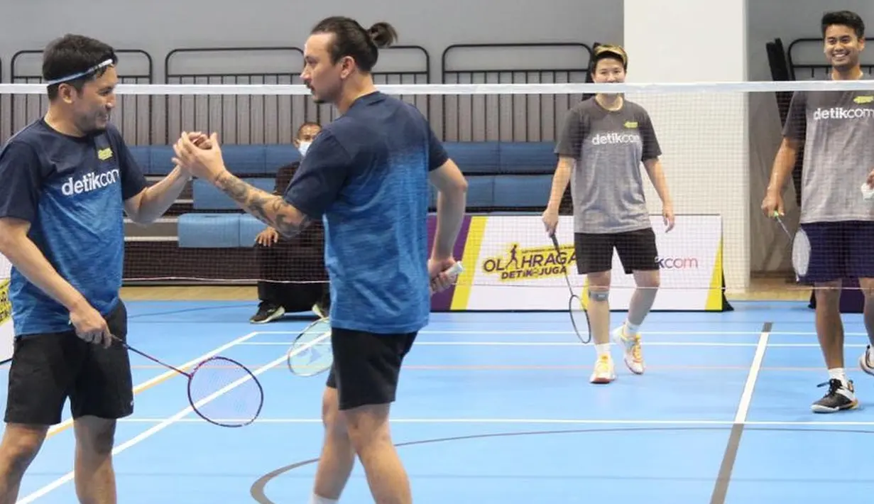 <p>Potret kompak Desta dan Vincent saat tanding melawan atlet bulu tangkis ganda campuran beberapa waktu lalu, Tantowi dan Lelyana Natsir. (FOTO: instagram.com/desta80s/)</p>