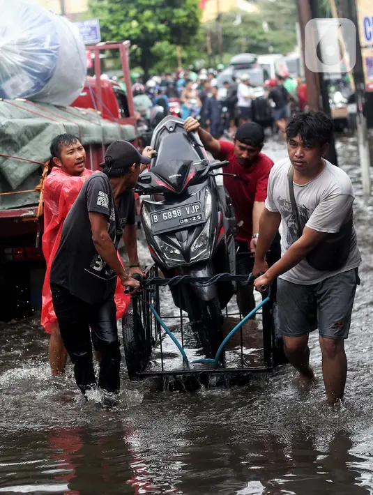 Sejumlah motor yang nekat melintas akhirnya mogok. (Liputan6.com/Angga Yuniar)