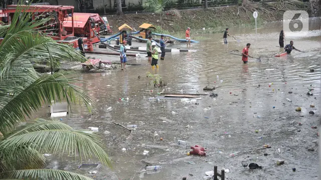 Underpass Kemayoran Penuh Sampah Akibat Banjir