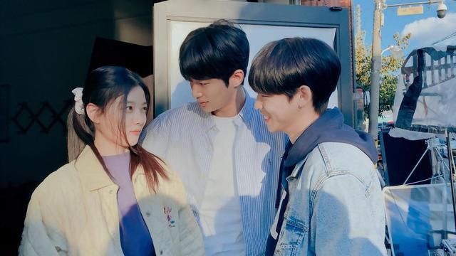 Kim Yoo Jung, Byeon Woo Seok, dan Park Jung Woo di balik layar 20th Century Girl. (Instagram/ byeonwooseok)