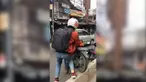 Para pengguna menerapkan gotong royong dalam mengangkat motor.
