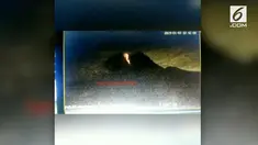 Gunung Merapi keluarkan lava pijar dengan jarak yang lebih jauh dari biasanya. Namun, kondisi ini tetap membuat warga tetap beraktivitas seperti biasa.