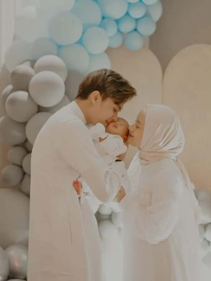 Dinda Hauw, Rey Mbayang, dan anak mereka. (Foto: Instagram @dindahw)