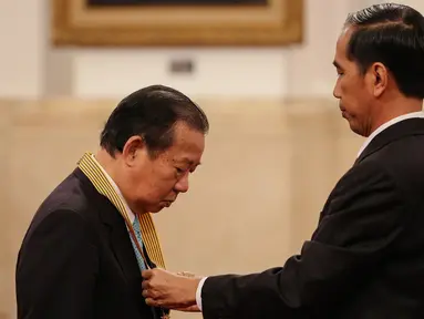Suasana upacara penganugerahan tanda kehormatan RI ke Jepang di Istana Negara, Jakarta, Senin (23/11/2015). Jokowi memberi penganugerahan kepada Ketua Liga Parlemen Jepang-Indonesia Mr. Toshihiro Nikai. (Liputan6.com/Faizal Fanani)