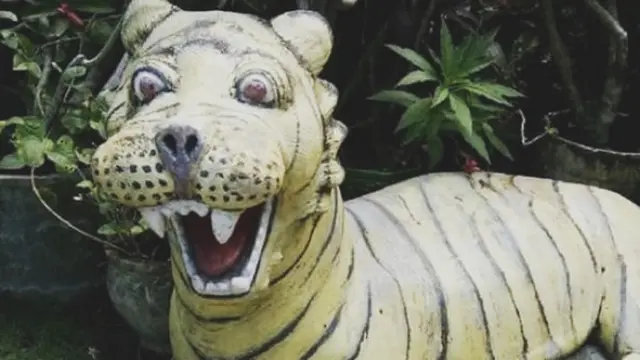 6 Patung Macan Dengan Mata Melotot Ini Bikin Ngakak