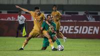 Pemain Persebaya Surabaya, Michael Rumere (kanan) berebut bola dengan pemain Bhayangkara FC, Finky Pasamba dalam babak penyisihan Grup C Piala Presiden 2022 antara Bhayangkara FC melawan Persebaya Surabaya di Stadion Gelora Bandung Lautan Api, Bandung, Senin (13/6/2022). (Bola.com/Bagaskara Lazuardi)
