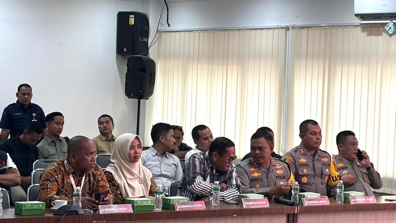 Kapolres Rokan Hulu bersama KPU dan Kapolres lainnya membahas TPS perbatasan pada Pilkada 2024.