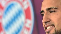  Pemain baru Bayern Munchen Arturo Vidal diperkenalkan pada jumpa pers di Munich, Jerman, Selasa (28/7/2015). (EPA/Peter Kneffel)