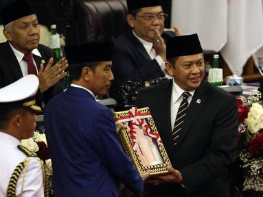 Presiden Joko Widodo menyerahkan RUU tentang APBN TA 2020 beserta Nota Keuangan dan pendukungnya kepada Ketua DPR Bambang Soesatyo dalam Sidang Paripurna di Gedung DPR, Jakarta, Jumat (16/8/2019). Nantinya DPR akan membahas RAPBN 2020 untuk selanjutnya disahkan menjadi UU. (Liputan6.com/JohanTallo)