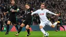 Gelandang Tottenham Hotspur, Christian Eriksen, melepaskan tendangan ke gawang Real Madrid pada Liga Champions di Stadion Wembley, London, Rabu (1/11/2017). Tottenham Hotspur menang 3-1 atas Real Madrid. (AFP/Ben Stansall)