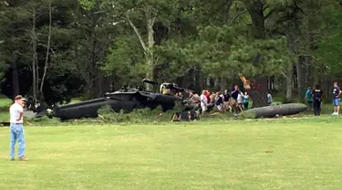 Sebuah helikopter Blackhawk milik Angkatan Darat AS jatuh di satu lapangan golf dekat Leonardtown di Maryland Selatan, Senin (17/4). Insiden tersebut menyebabkan seorang awak pesawat tewas dan dua orang luka. (Rebecca Updegrave Cline via AP)