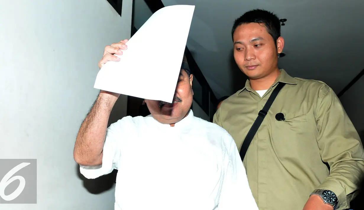 Panitera PTUN Medan, Syamsir Yusfan menjalani sidang perdana di Pengadilan Tipikor, Jakarta, Kamis (10/9/2015). Syamsir menjadi tersangka dugaan suap yang melibatkan Gubernur Sumatra Utara Gatot dan Pengacara Oc Kaligis. (Liputan6.com/Andrian M Tunay)