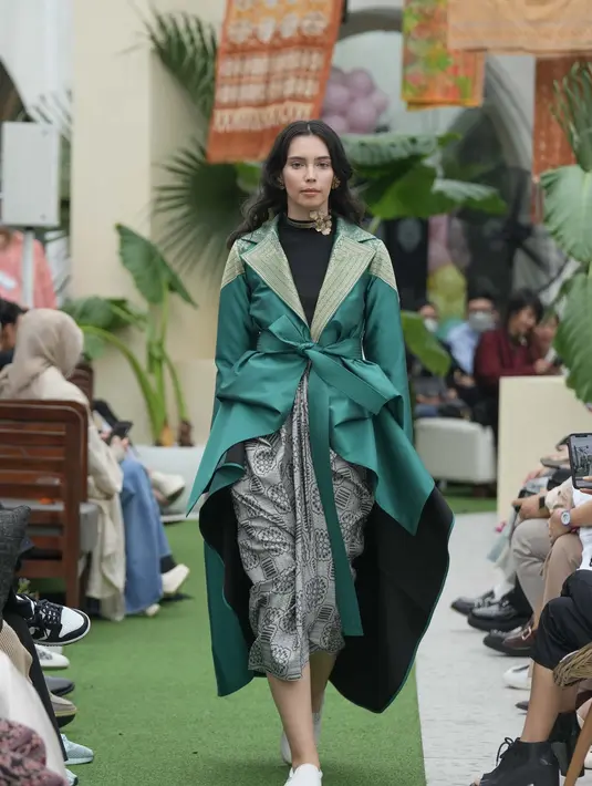 Desainer Eridani memamerkan kepiawaiannya dalam menggabungkan elemen jukstaposisi halus lewat lipit dan struktur, gelepai dan keringkasan, serta kecantikan dan maskulinitas saat menutup ANTOLOGI dengan koleksi bertajuk “Kvlturati” untuk labelnya, Eri