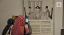 Pengunjung melihat koleksi saat berwisata sejarah di Museum Perumusan Naskah Proklamasi, Menteng, Jakarta Pusat, Selasa (16/8/2022). Menjelang perayaan HUT Kemerdekaan RI, rumah bersejarah yang menjadi saksi bisu terciptanya naskah Proklamasi itu ramai dikunjungi, baik anak-anak maupun orang dewasa untuk lebih dekat tentang perjalanan lahirnya Indonesia. (merdeka.com/qbal S Nugroho)