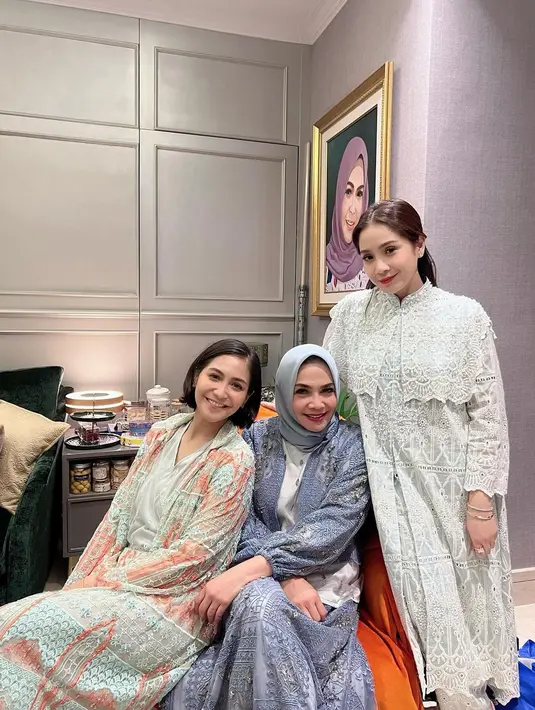 Di foto ini, apakah kamu juga setuju bahwa Mama Rieta bak kakak beradik dengan kedua putrinya? [Foto: Instagram/rieta_amilia]
