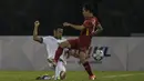 Bek Timnas Indonesia, Andy Setyo (kiri) mendapat kartu kuning pada menit akhir babak kedua atau menit ke-90 pada laga melawan Kamboja SEA Games 2017 di Stadion Shah Alam, Selangor, (24/8/2017). Indonesia menang 2-0. (Bola.com/Vitalis Yogi Trisna)