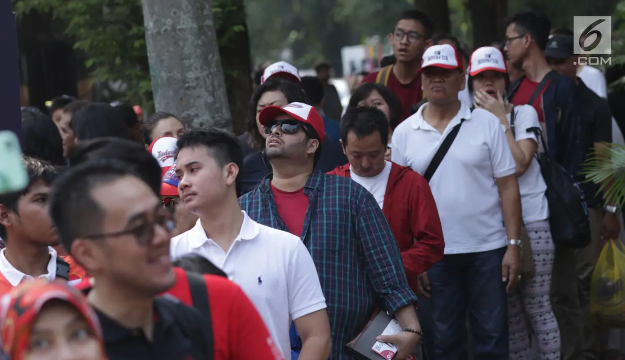 Kondisi antrian calon penonton seremoni pembukaan Asian Games 2018 jelang masuk kawasan GBK, Jakarta, Sabtu (18/8). Asian Games 2018 akan berlangsung hingga 2 September, mendatang. (Liputan6.com/Helmi Fithriansyah)