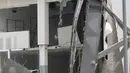 Salah satu pusat perbelanjaan mentereng, Artz Pedregal, roboh di Meksiko, Kamis (12/7). Pihak berwenang menyebut, tiang penyangga bangunan tidak mampu menahan konstruksi balkon yang berada di lantai atas gedung utama. (AP Photo/Anthony Vazquez)