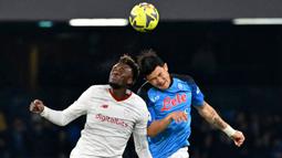 Pemain Napoli, Kim Min-jae (kanan) berebut bola dengan pemain AS Roma, Tammy Abraham pada laga lanjutan Liga Italia 2022/2023 di Diego-Maradona Stadium, Naploli, 29 Januari 2023. Min-jae berhasil menjelma sebagai salah satu bek tangguh di Serie A setelah kedatangannya dari Fenerbache. Sejauh ini, pemain asal Korea Selatan tersebut telah mencatatkan 2 gol dan 2 assist dalam 32 laga. Berkat penampilan gemilangnya, ia sukses membawa Napoli juara Liga Italia 2022/2023. (AFP/Andreas Solaro)