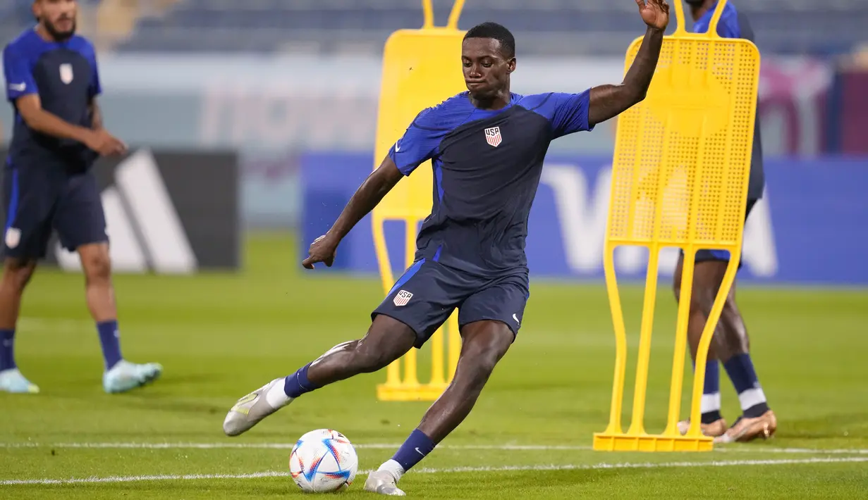 Tim Weah mengikuti sesi latihan resmi di Stadion Al-Gharafa SC, Doha, Senin (28/11/2022). Anak dari Presiden Liberia, George Weah ini sebelumnya berhasil membobol gawang timnas Wales pada laga Grup B Piala Dunia 2022. (AP Photo/Ashley Landis)