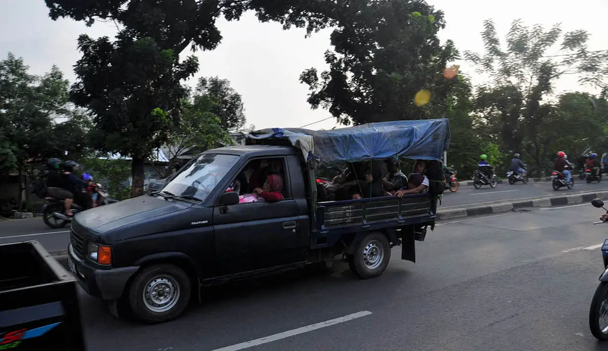 Kendaraan bak terbuka terlihat bebas melintas tanpa diberhentikan maupun ditilang pihak berwajib, Jakarta, Kamis (31/7/14). (Liputan6.com/Faizal Fanani)