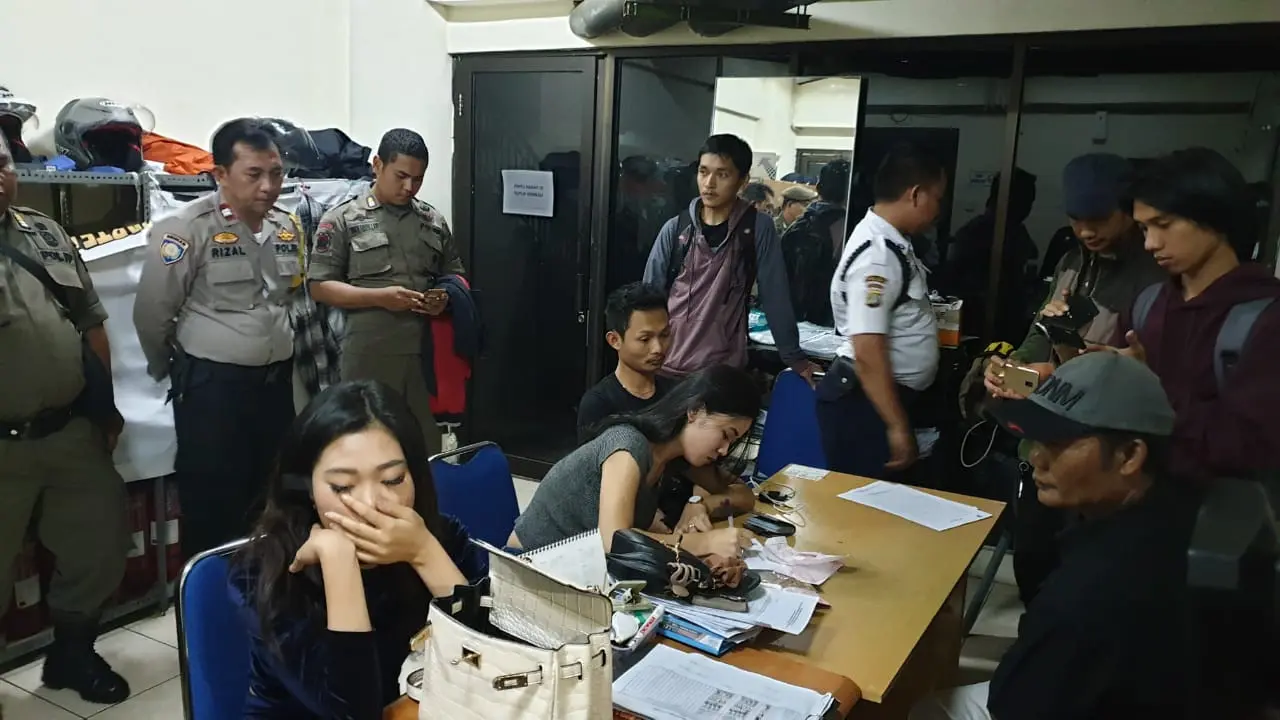 Petugas Gabungan Tengah Mendata Sejumlah PSK yang Terjaring Operasi di Apartemen Kebagusan City. (Foto: Nanda Perdana Putra/Liputan6.com)