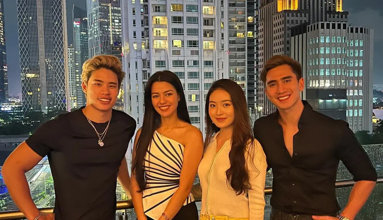 Susan Sameh juga hadir di tengah-tengah mereka merayakan ulang tahun Verrell. (Foto: Instagram/ bramastavrl)