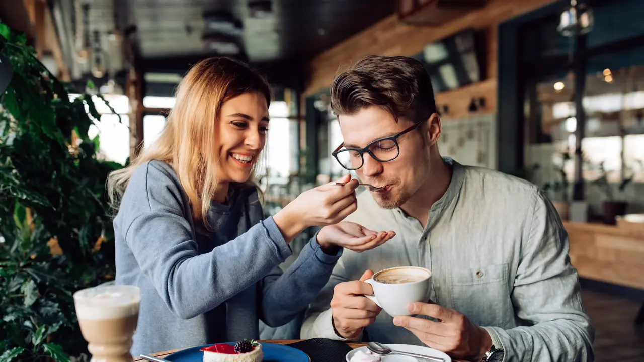 couple oktober cinta yang sangat tulus