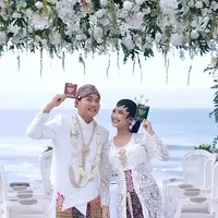 Momen sakral akad nikah ini dibagikan Nabila Maharani di Instagram-nya. [Foto:IG/nabilaamw/alleyyaweddingcenter].