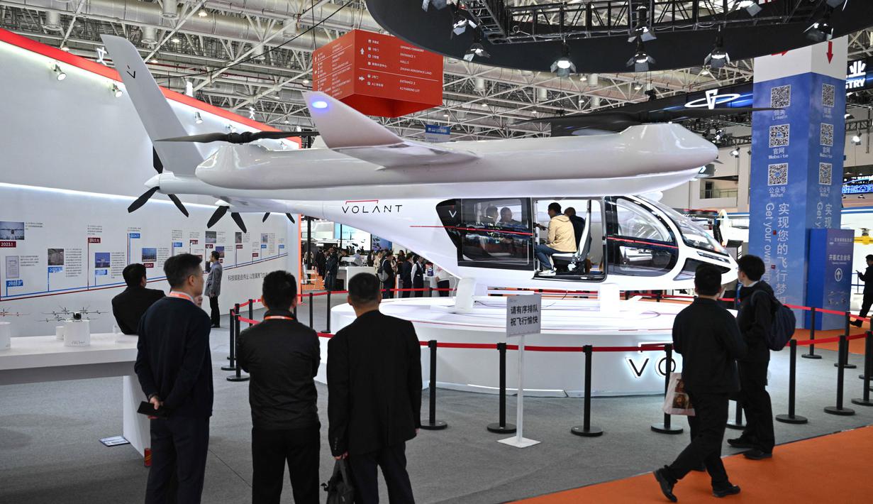 Ada lebih dari 380 peserta dari 22 negara ikut dalam perhelatan ini. Tampak dalam foto, sebuah pesawat Volant VE25-100 terlihat di stan Volant Aerotech selama Aero Asia 2025 di Zhuhai, Provinsi Guangdong, Tiongkok selatan, pada Kamis 27 November 2025. (Hector RETAMAL/AFP)