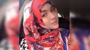 Vicky Shu tampil anggun dan menawan saat mengenakan hijab bermotif abstrak dengan warna dominan merah. (Instagram.com/Vickyshu)