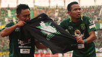Dua pemain Persebaya Surabaya, Rendi Irwan dan Oktafianus Fernando. (Bola.com/Aditya Wany)