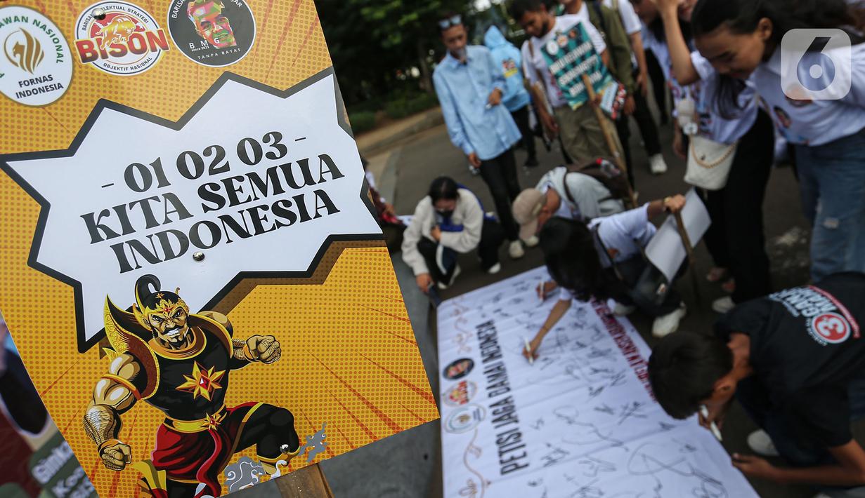Tiga kelompok relawan dari ketiga paslon capres-cawapres menggelar aksi Damai Indonesia di Kawasan Patung Kuda, Jakarta, Selasa (23/4/2024). (Liputan6.com/Angga Yuniar)