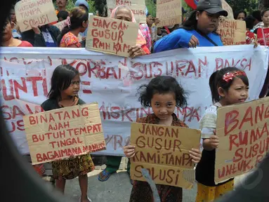 Aksi para bocah di depan Balaikota DKI yang menolak penggusuran, Jakarta, Kamis (11/9/14). (Liputan6.com/Herman Zakharia)