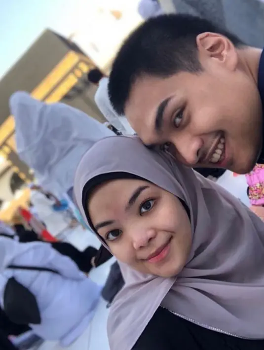 Selain Dito, sang istri yang bernama Niena Kirana Riskyana juga tak luput dari perhatian.