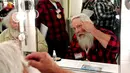 Calon Santa mengaplikasikan riasan wajah saat mengikuti kelas di Charles W. Howard Santa Claus School di Midland, Michigan, 27 Oktober 2016. Sekolah ini untuk belajar menjadi seorang Santa Claus yang baik dan menyakinkan. (REUTERS/Christinne Muschi)