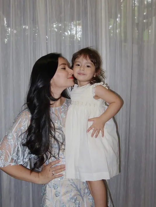 Asmirandah pun membawa putri gemasnya yang kini sudah berusia dua tahun. Dalam potret tersebut si kecil mengenakan dress tanpa lengan warna putih.  Credit: Instagram (@asmirandah89)