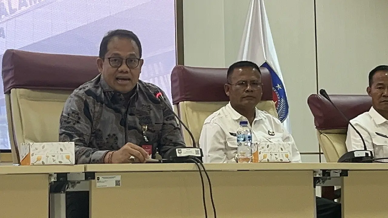 Inspektur Jenderal (Irjen) Kementerian Dalam Negeri (Kemendagri) Mahendra Jaya saat memberikan keterangan kepada awak media di Jakarta.