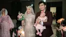 Kebahagiaan semakin terasa dengan kehadiran baby Moana. Anak semata wayang mereka itu tampil gemas dengan pakaian dan bandana warna pink. Sementara itu, Ricis dan Ryan tampil serasi bak pasangan pengantin baru dengan setelan gaun serta jas pernikahan. (Liputan6.com/IG/@serunniwedding)