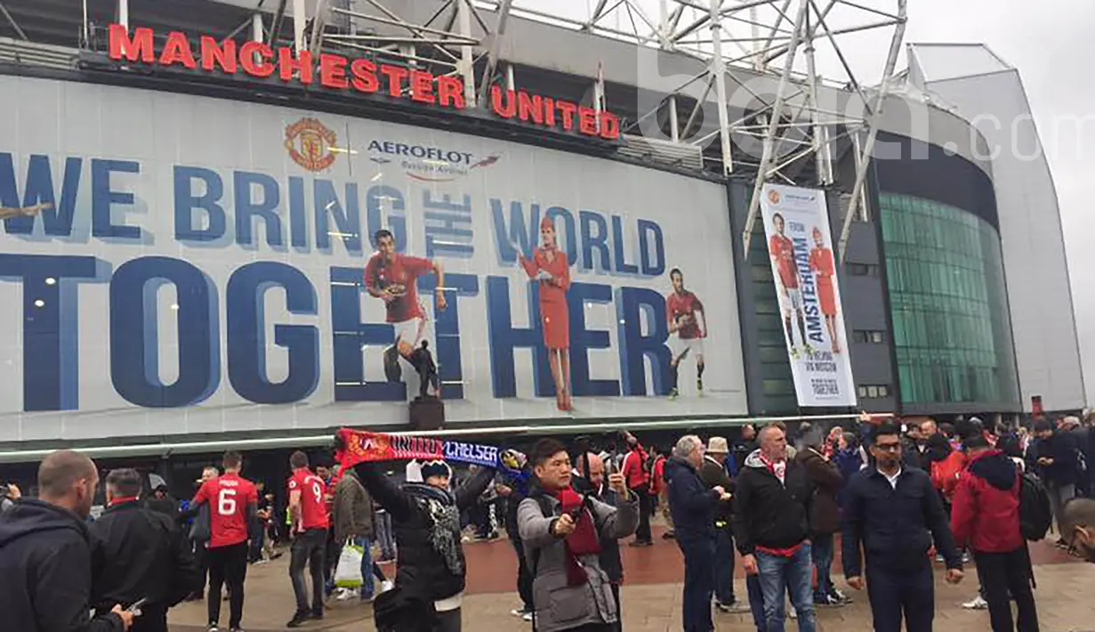 Para fans Setan Merah dari beragam belahan dunia sudah memadati Old Trafford untuk menyaksikan laga lub kesayangannya melawan Chelsea. (Bola.com/Joko Setyo Pramuji)