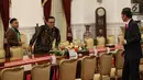 Presiden Joko Widodo menerima Menpora Imam Nahrawi dan Lifter Eko Yuli Irawan di Istana Merdeka, Jakarta, Kamis (8/11). Jokowi mengapresiasi prestasi Eko Yuli yang berhasil meraih medali emas di nomor 61 kg. (Liputan6.com/Angga Yuniar)